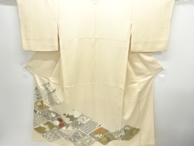 読み本に花鳥模様刺繍色留袖